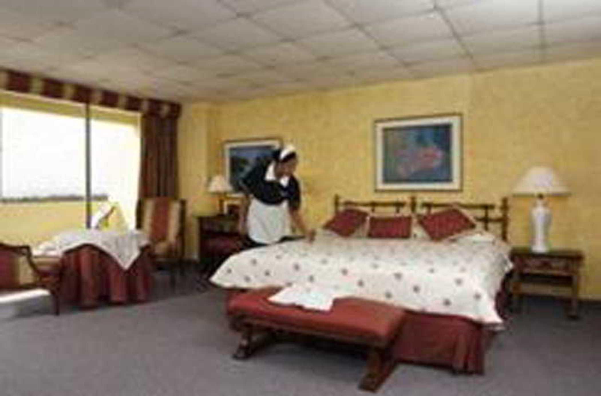 Dominican Fiesta Hotel Santo Domingo Phòng bức ảnh A chambermaid making a bed