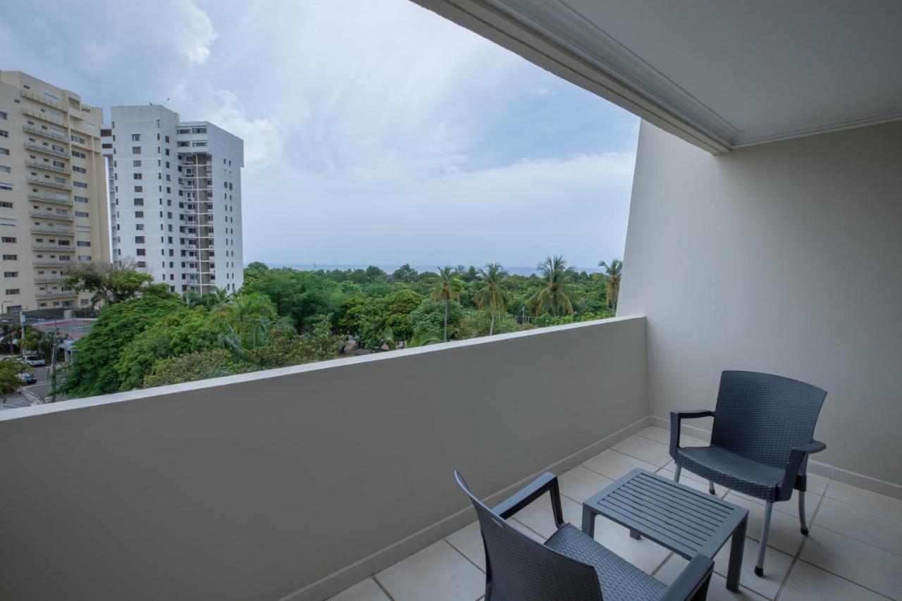 Dominican Fiesta Hotel Santo Domingo Ngoại thất bức ảnh A balcony at the hotel