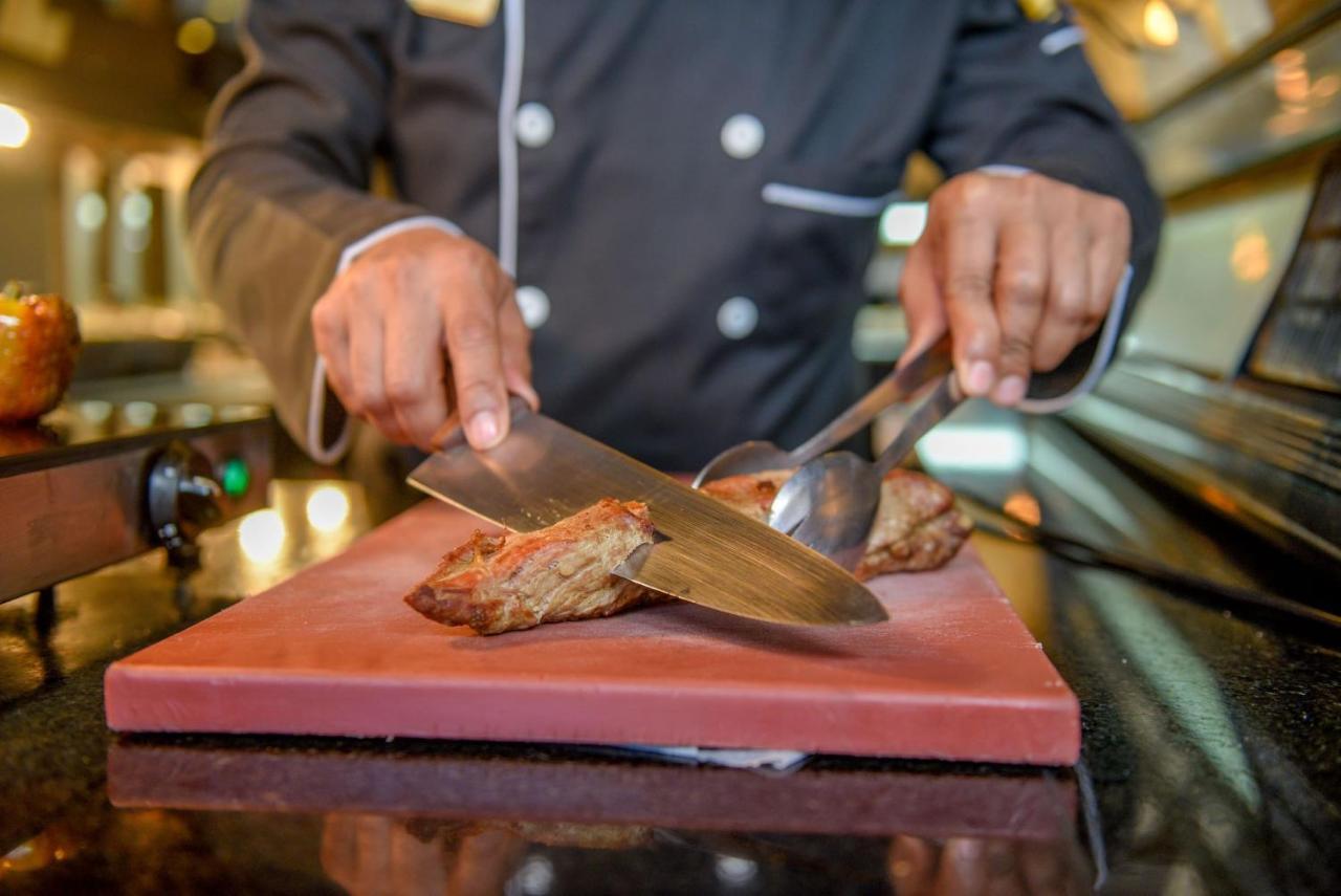 Dominican Fiesta Hotel Santo Domingo Ngoại thất bức ảnh Chef cutting a steak